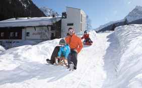 Rodeln direkt hinter dem Mateera